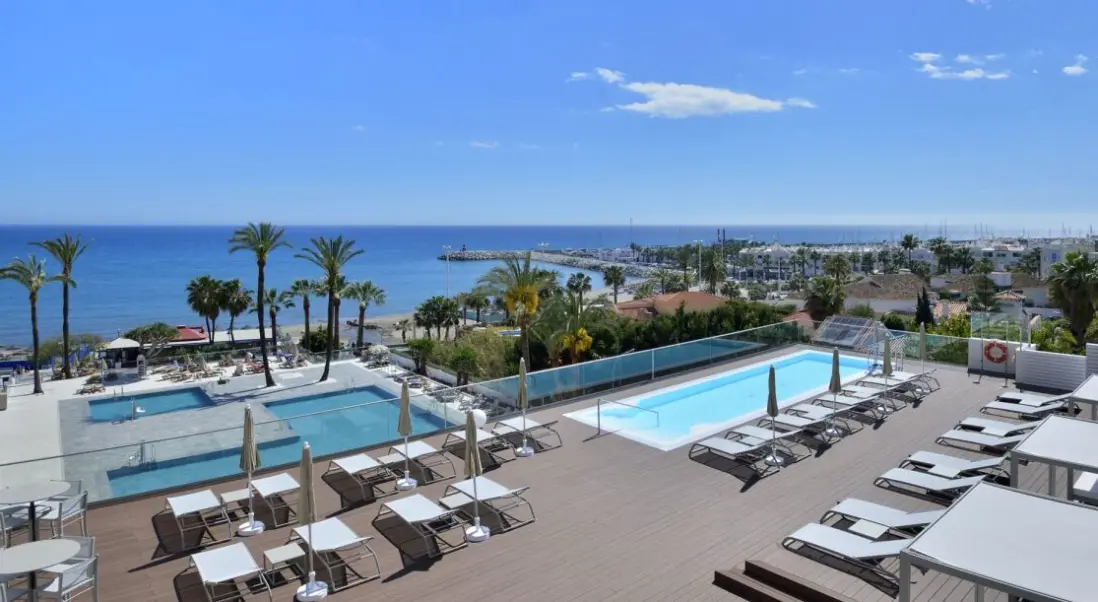 Basen w hotelu Costa del Sol affiliated by Melia
