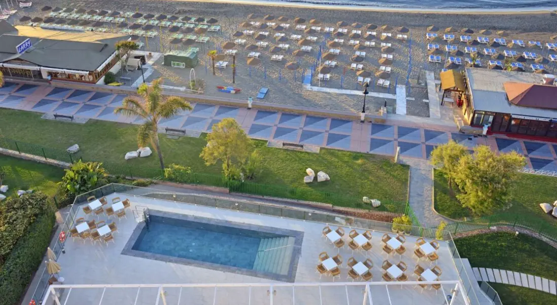 Basen w hotelu Costa del Sol affiliated by Melia
