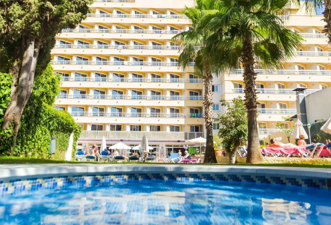 Basen w hotelu Costa Málaga by Pierre Vacances