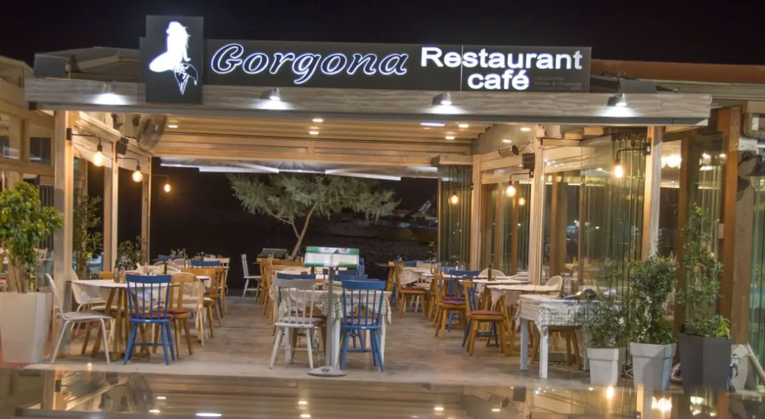 Restauracja i jedzenie w hotelu Costas Chrysolua