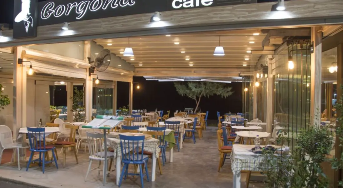 Restauracja i jedzenie w hotelu Costas Chrysolua