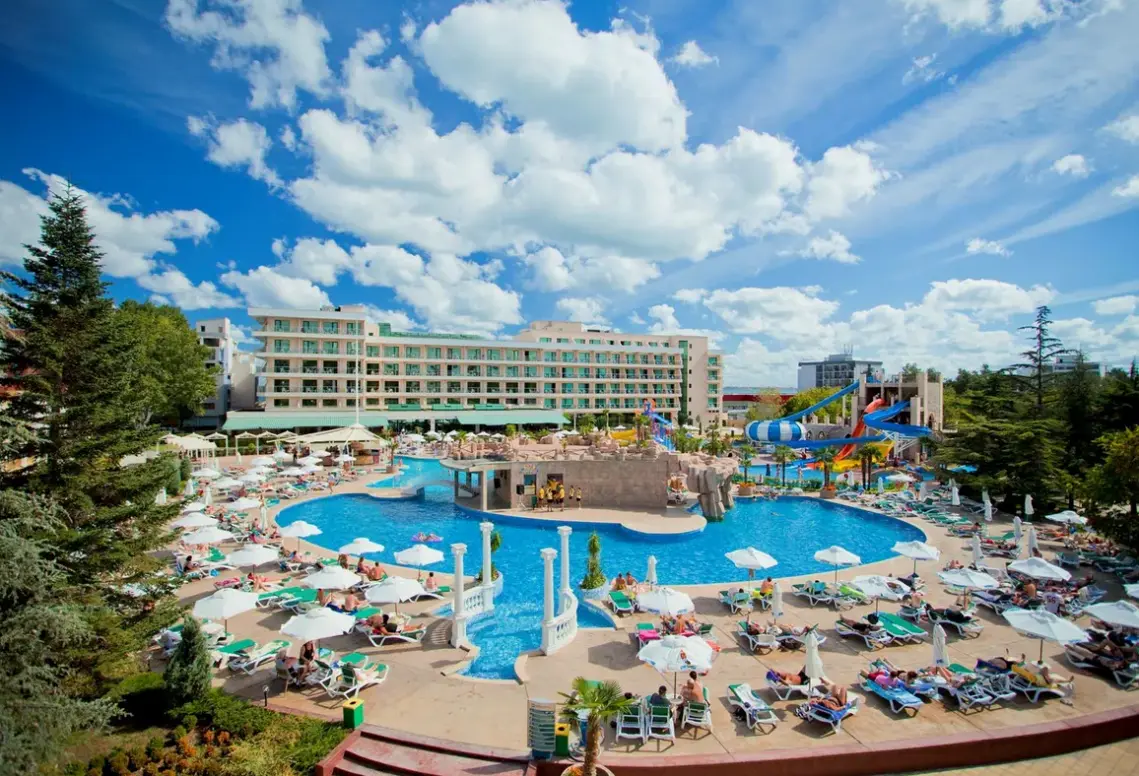 Basen w hotelu Dit Evrika Beach Club