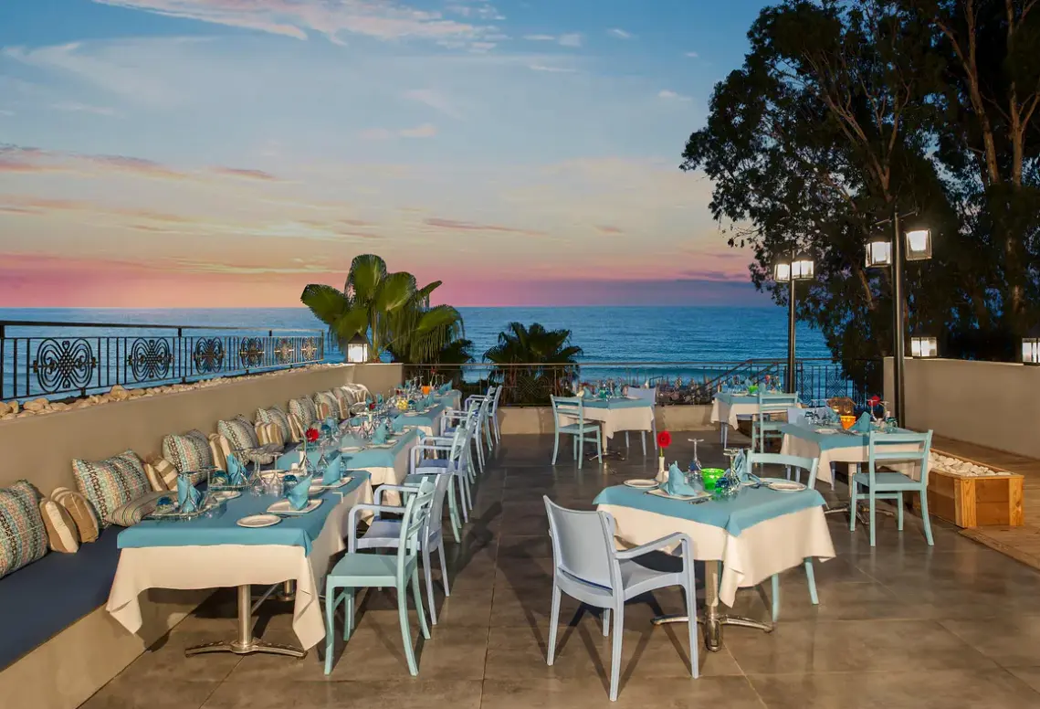 Restauracja i jedzenie w hotelu Doubletree by Hilton Antalya Kemer