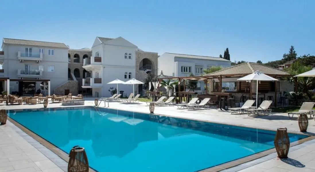 Basen w hotelu Ekati Mare Boutique Resort