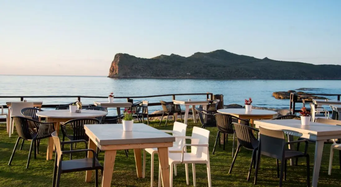 Plaża przy hotelu Elia Agia Marina Beach Hotel