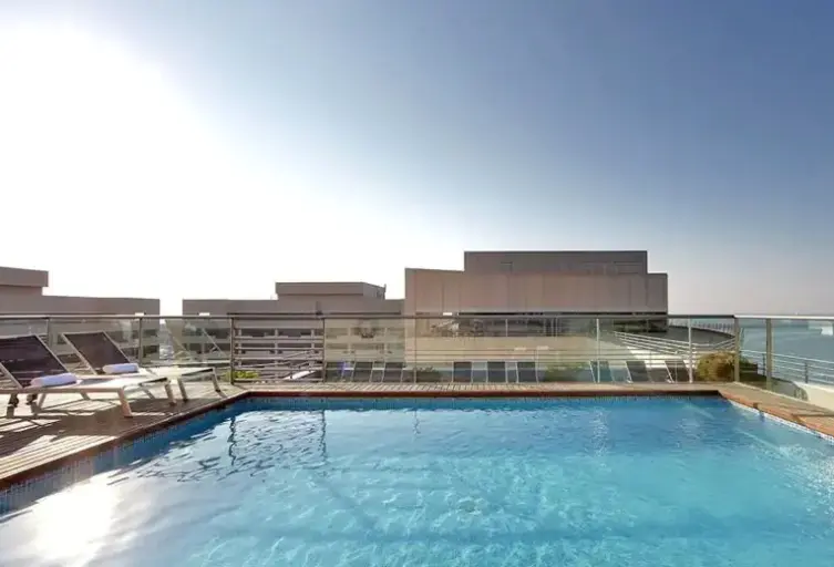 Basen w hotelu Eurostars Grand Marina
