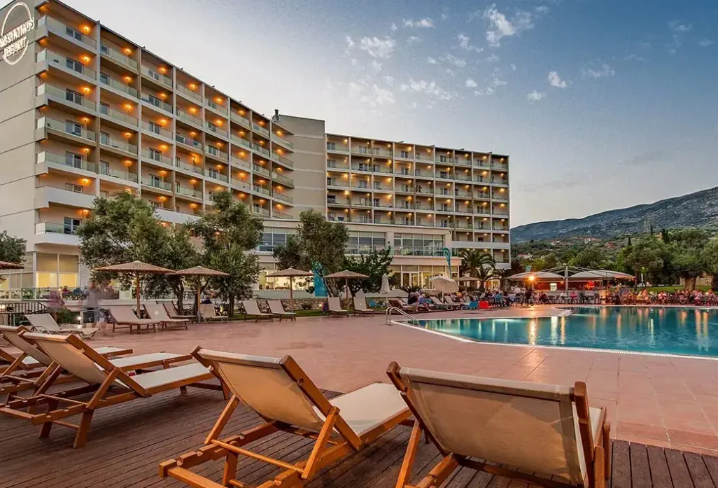 Basen w hotelu Evia Riviera Resort
