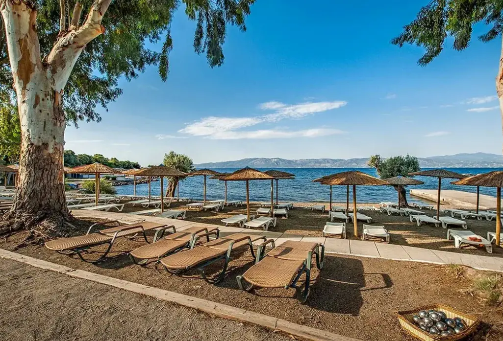 Plaża przy hotelu Evia Riviera Resort