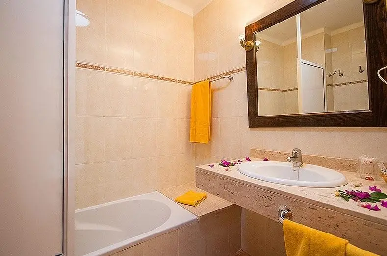 Łazienka w pokoju hotelu Floresta