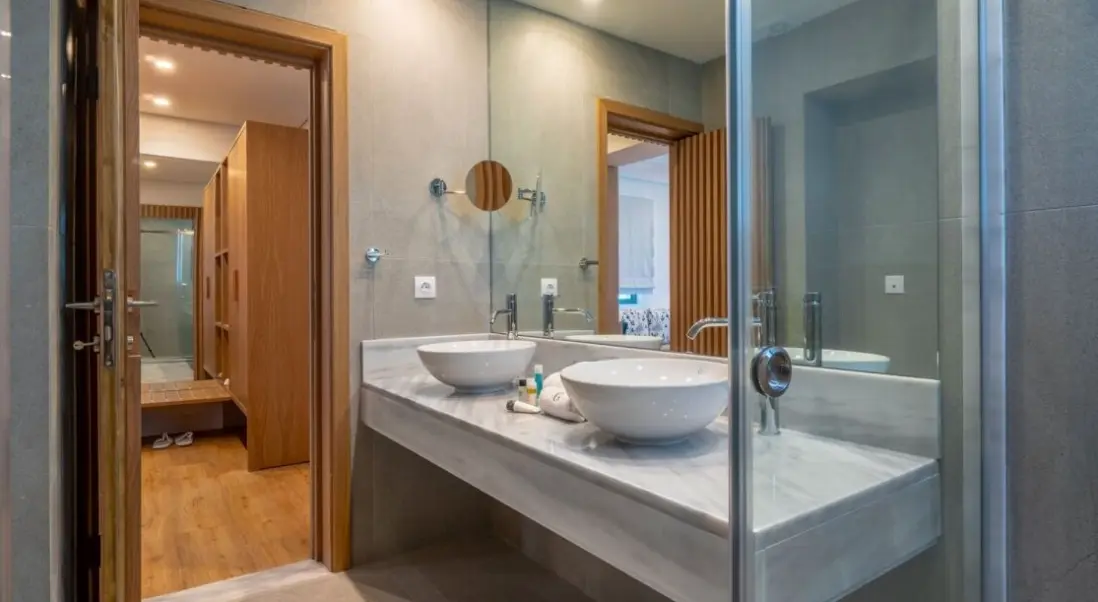 Łazienka w pokoju hotelu Glyfada Riviera Hotel