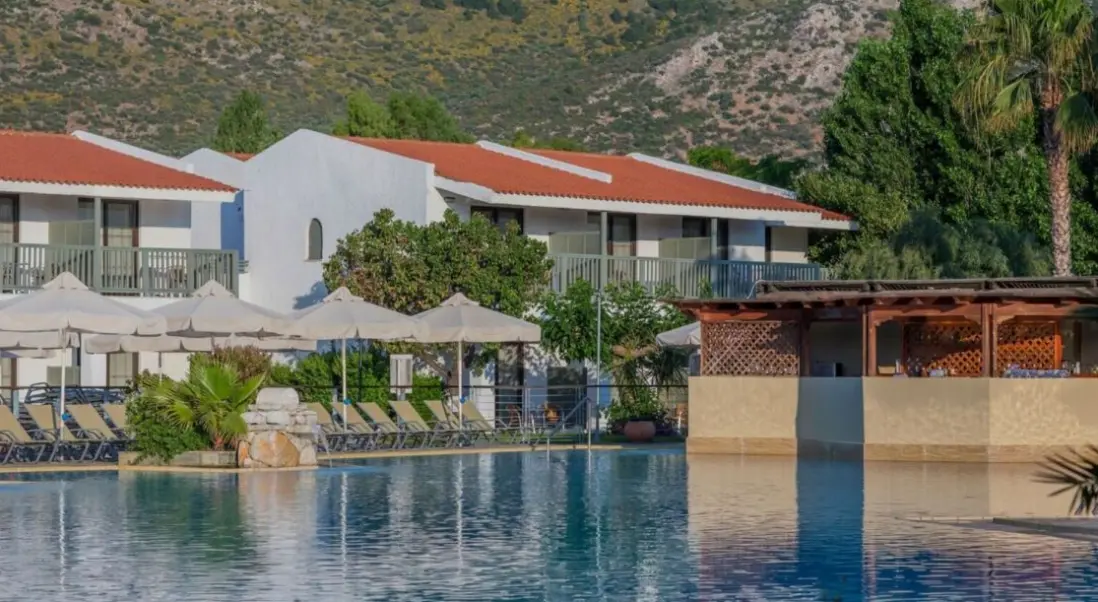 Basen w hotelu Golden Coast Hotel & Bungalows