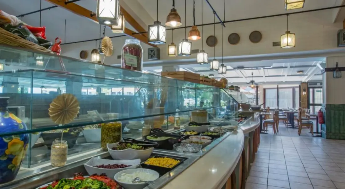 Restauracja i jedzenie w hotelu Golden Coast Hotel & Bungalows