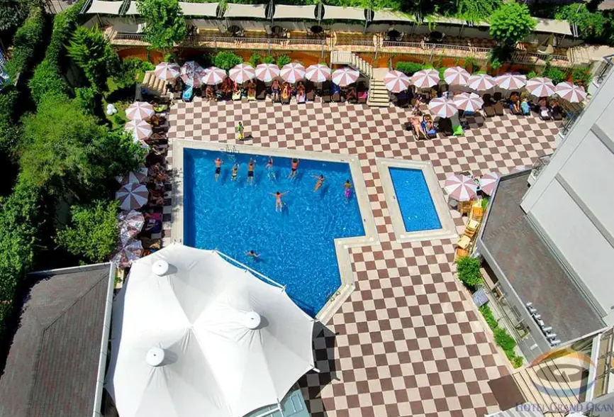 Basen w hotelu Grand Okan Hotel