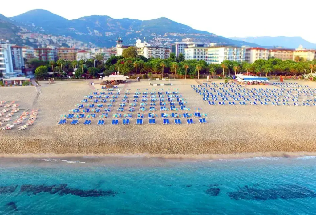 Plaża przy hotelu Grand Okan Hotel