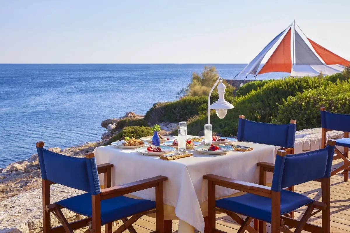 Plaża przy hotelu Grand Resort Lagonissi