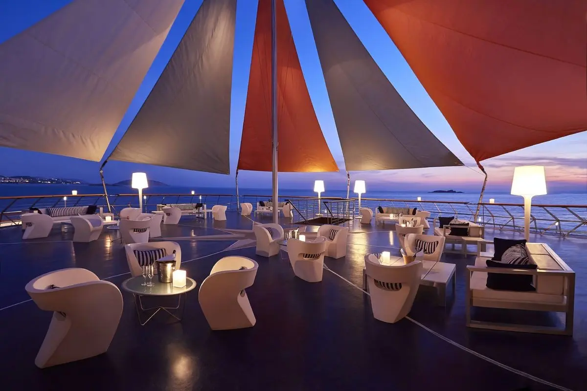 Restauracja i jedzenie w hotelu Grand Resort Lagonissi