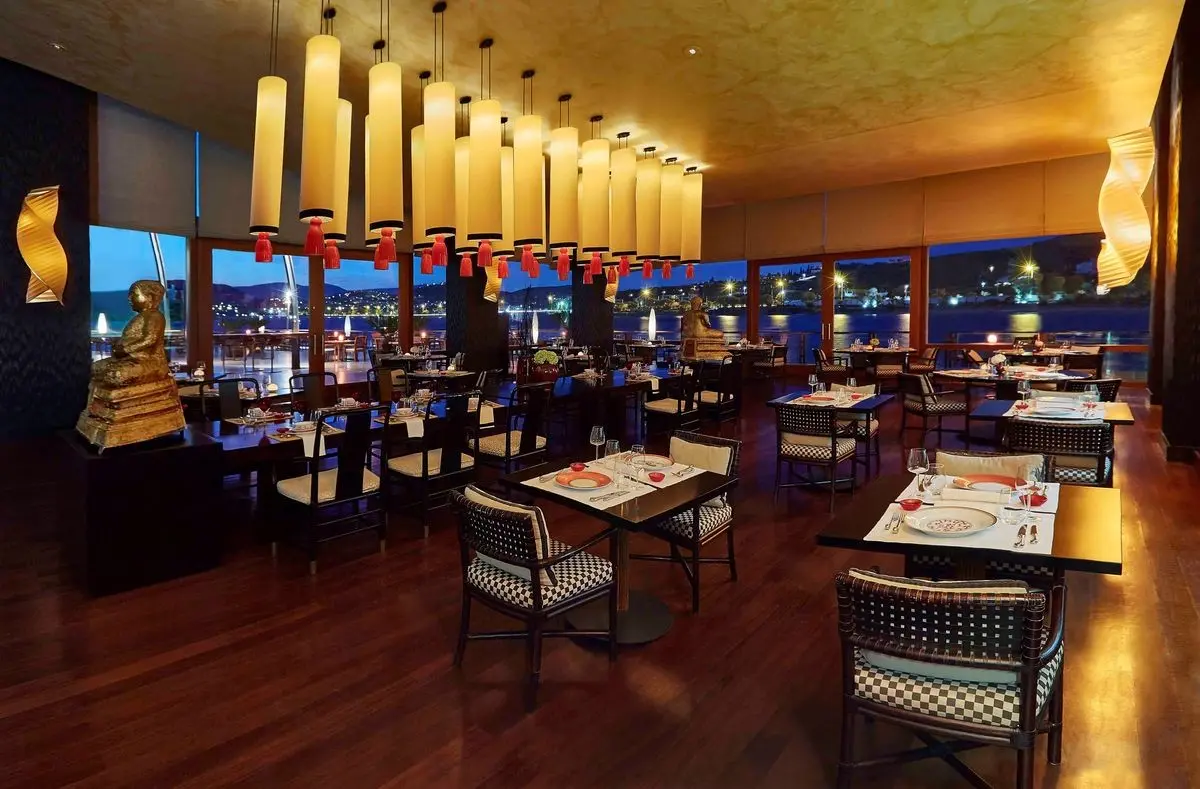Restauracja i jedzenie w hotelu Grand Resort Lagonissi