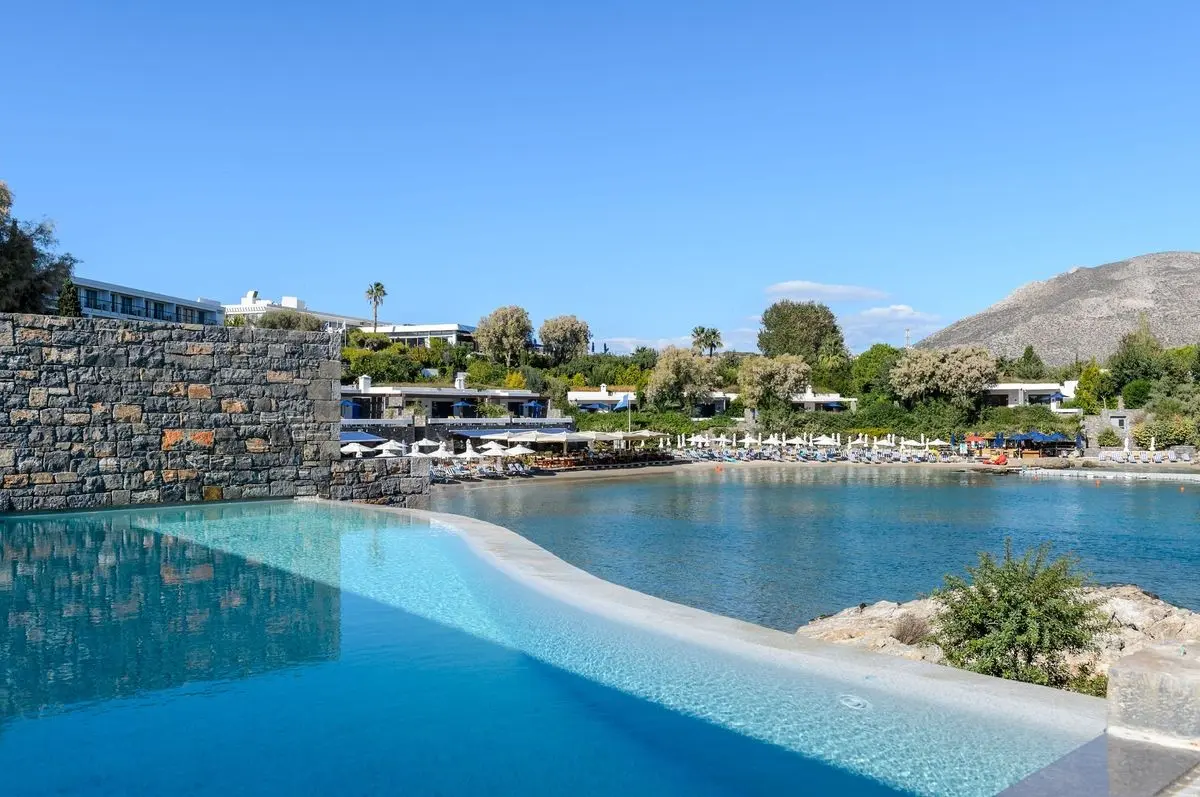 Basen w hotelu Grand Resort Lagonissi