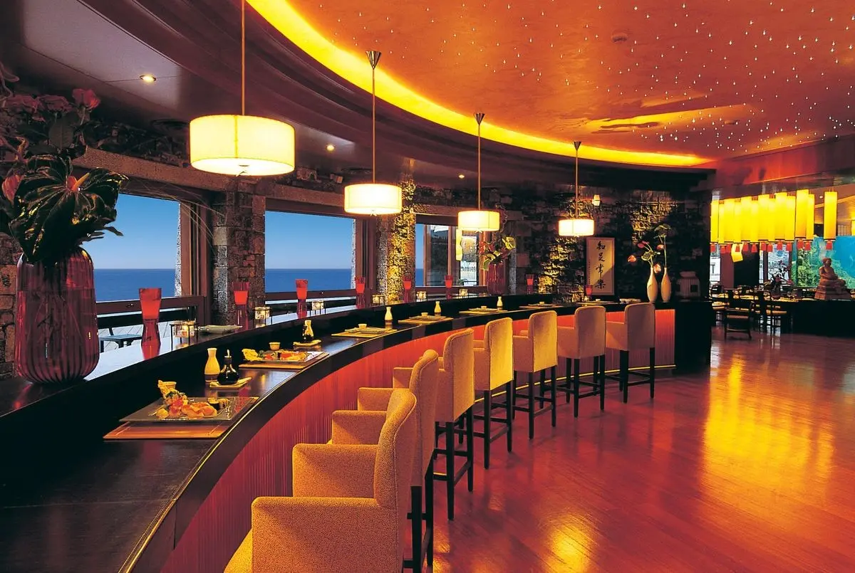 Restauracja i jedzenie w hotelu Grand Resort Lagonissi