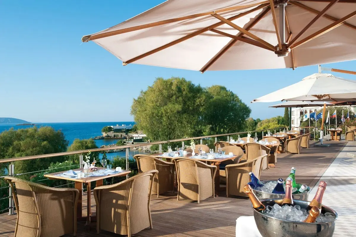 Restauracja i jedzenie w hotelu Grand Resort Lagonissi