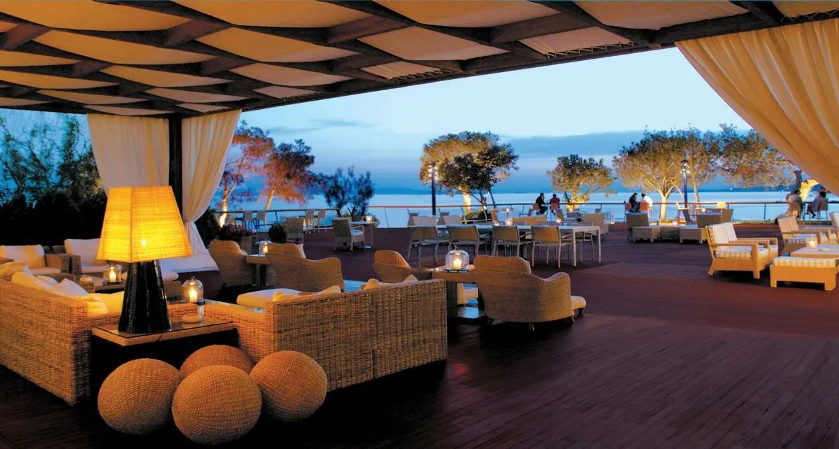 Restauracja i jedzenie w hotelu Grand Resort Lagonissi