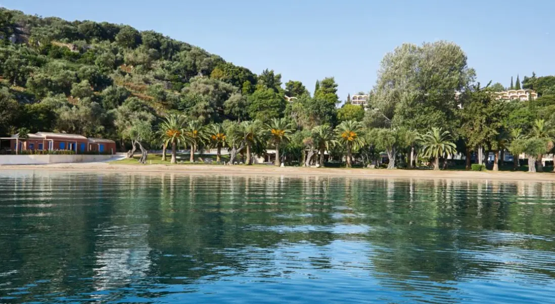 Plaża przy hotelu Grecotel Lux ME Daphnila Bay