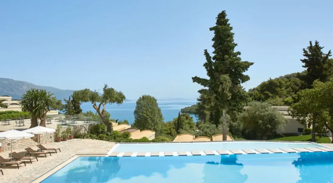 Basen w hotelu Grecotel Lux ME Daphnila Bay