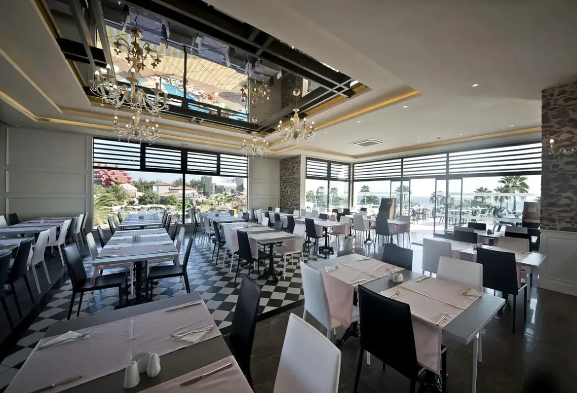Restauracja i jedzenie w hotelu Gypsophila Holiday Village