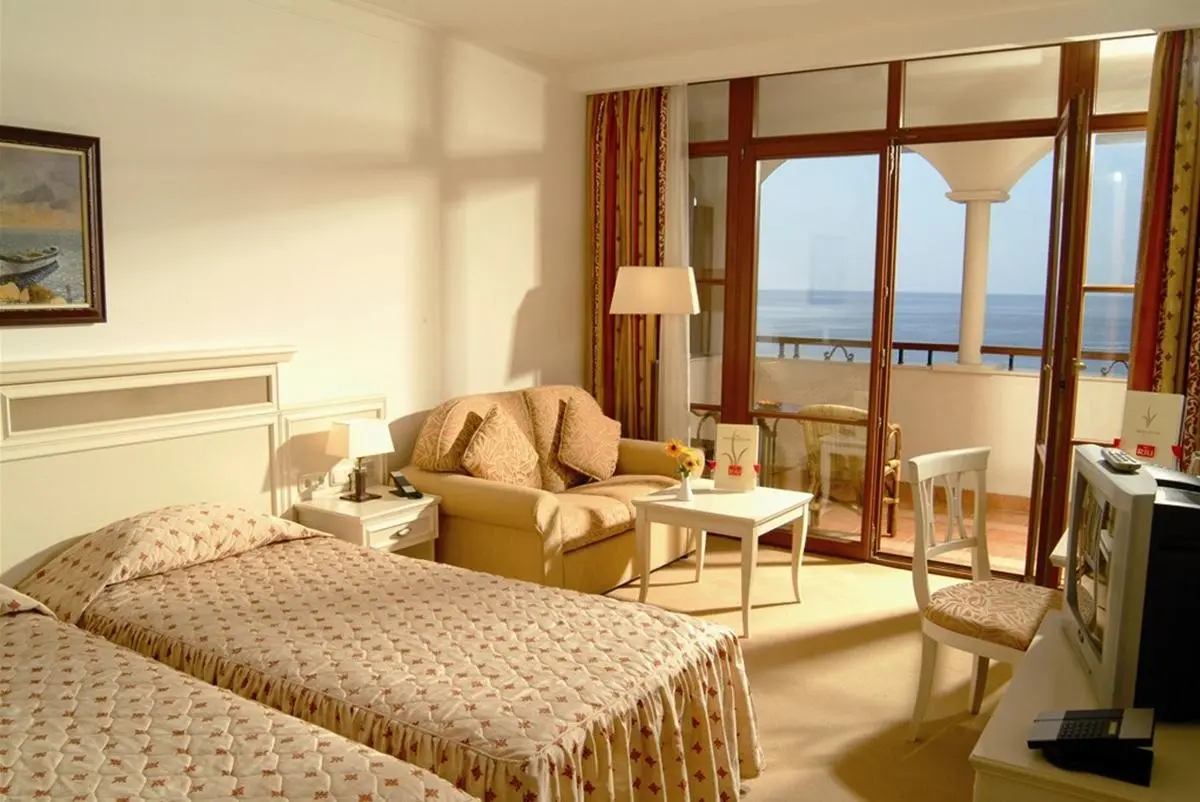 Helena Sands — ROYAL PALACE HELENA SANDS