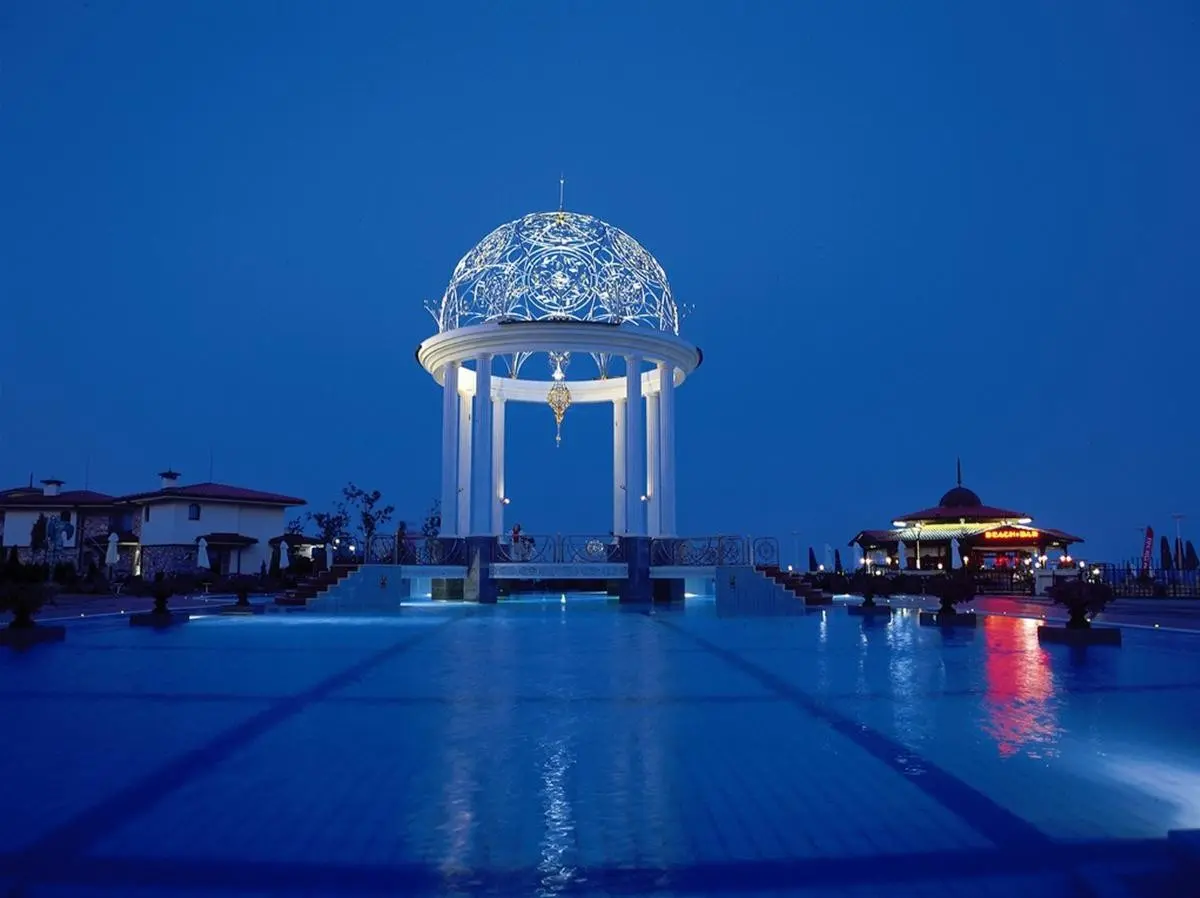 Helena Sands — ROYAL PALACE HELENA SANDS