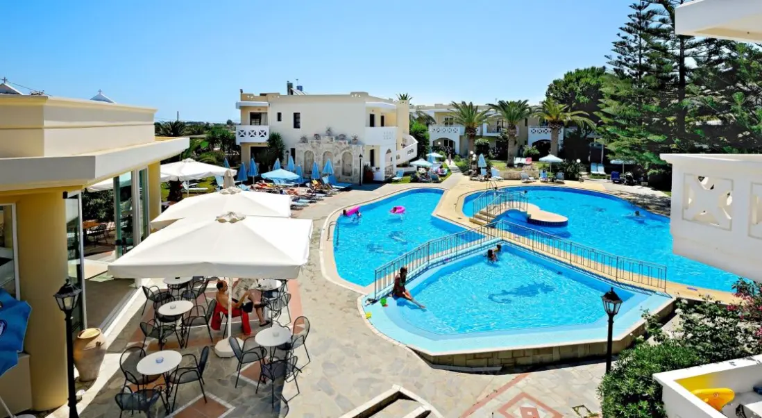 Basen w hotelu Kastalia Village