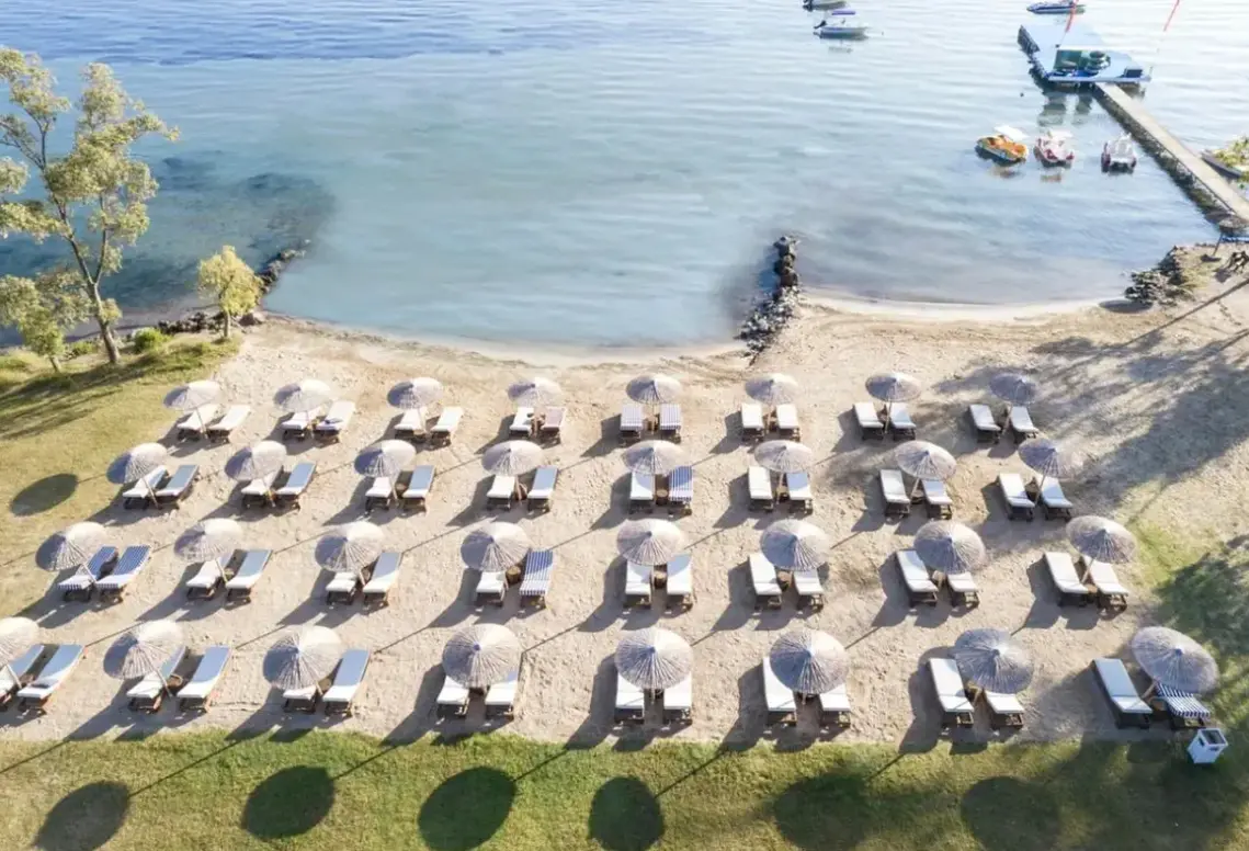 Plaża przy hotelu Kerkyra Blue Hotel & Spa