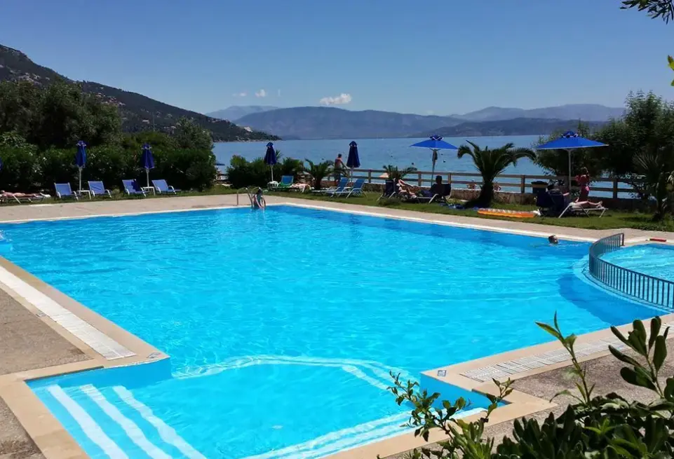 Basen w hotelu La Riviera Barbati