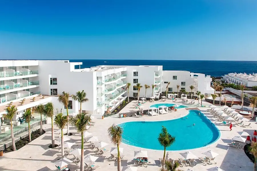 Basen w hotelu Lava Beach