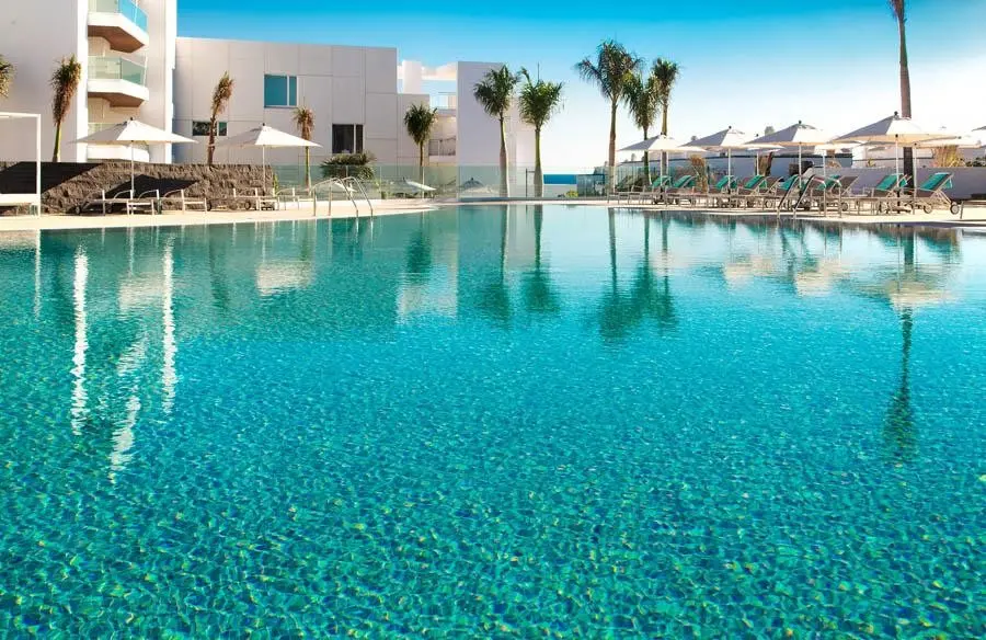 Basen w hotelu Lava Beach