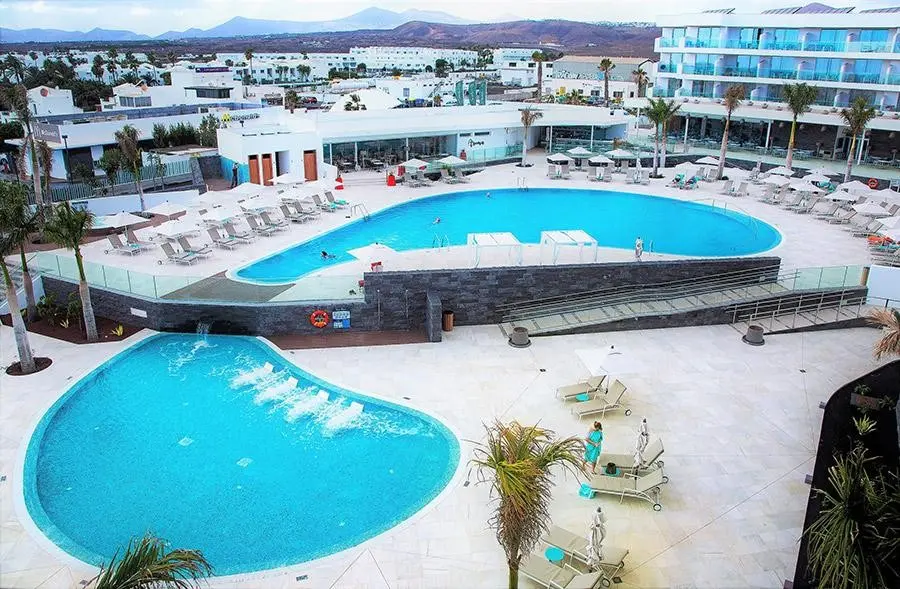 Basen w hotelu Lava Beach