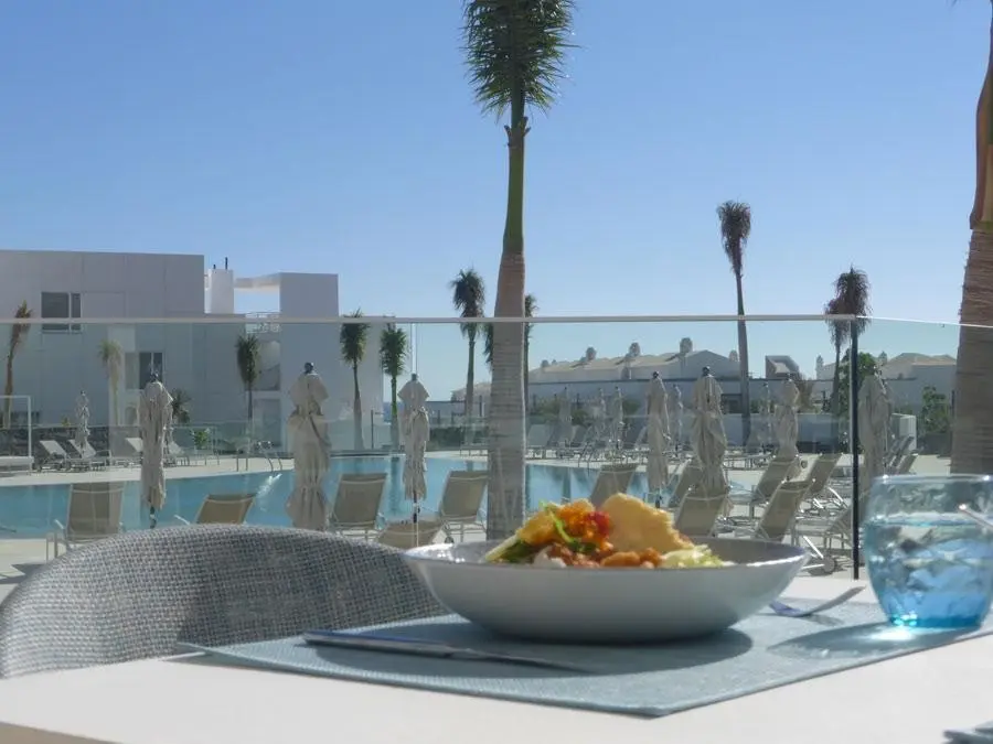 Basen w hotelu Lava Beach