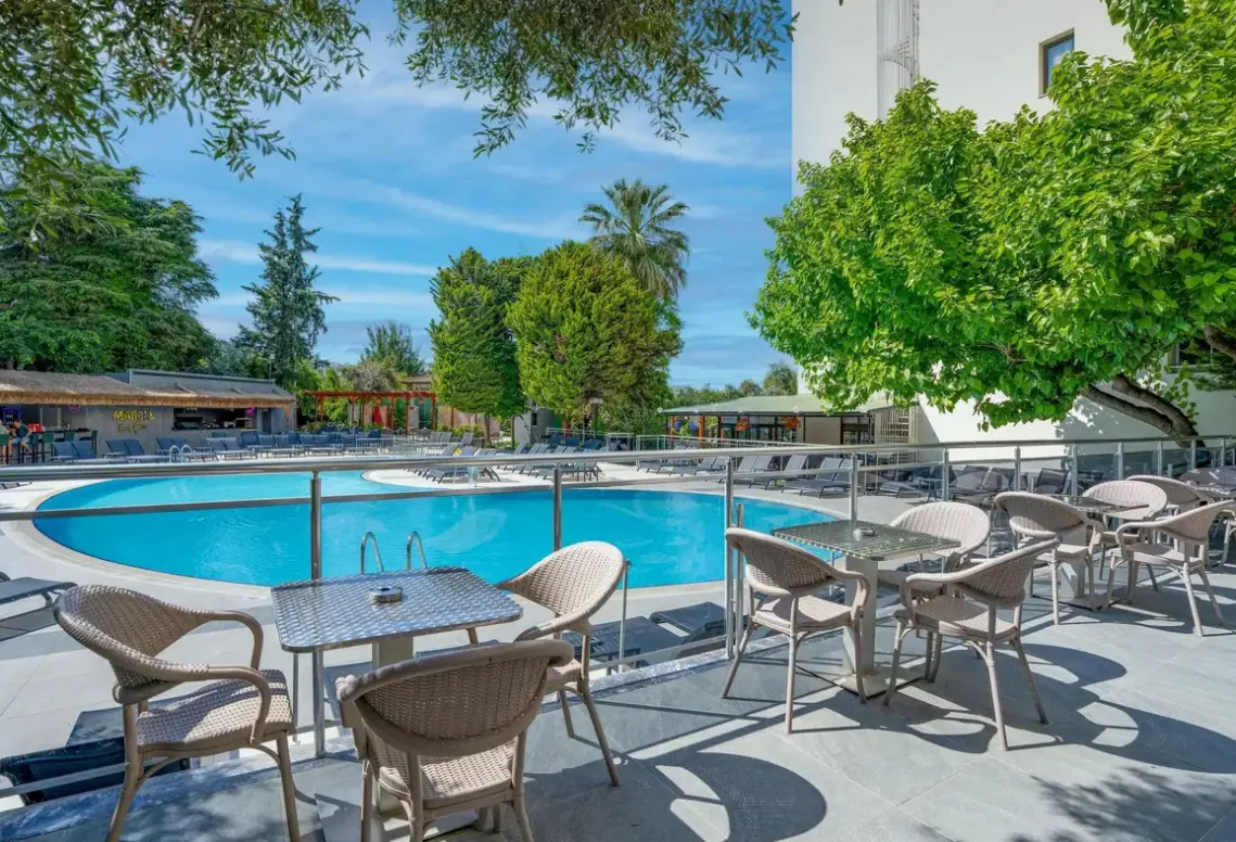 Basen w hotelu Marbel Hotel by Palm Wings