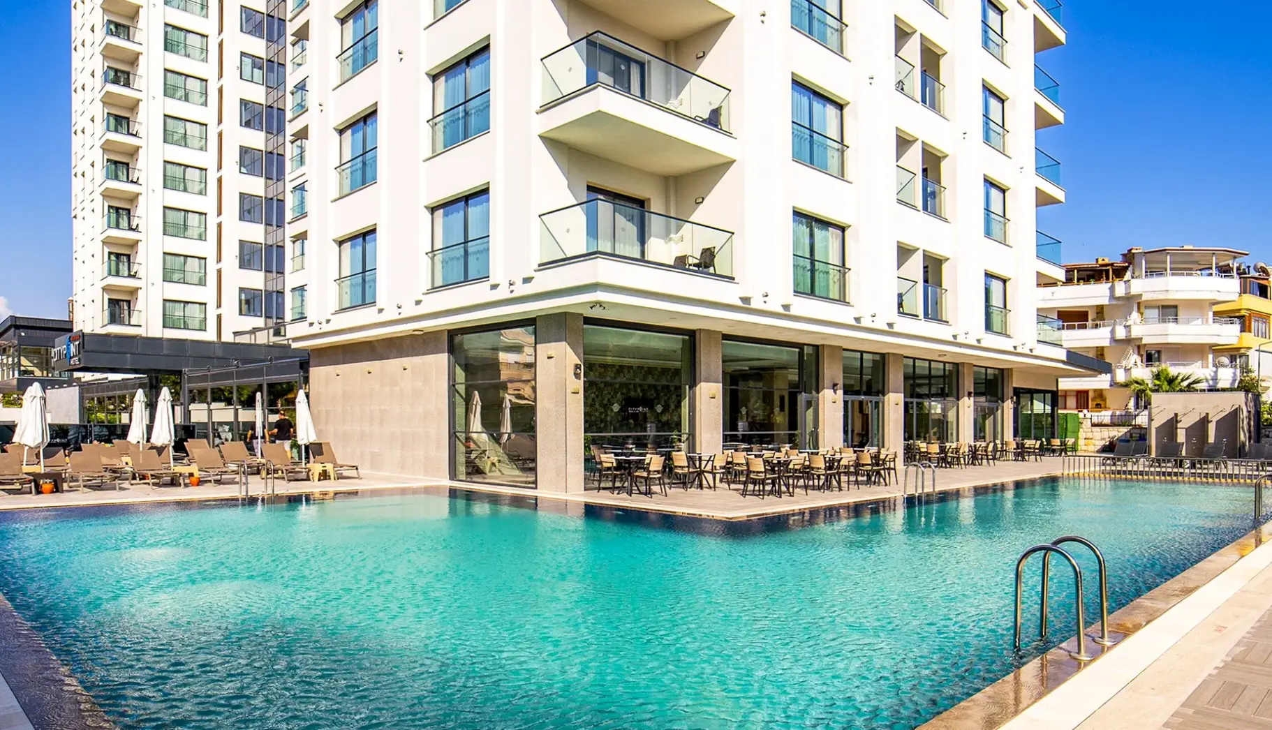 Basen w hotelu Maril Beach & Spa