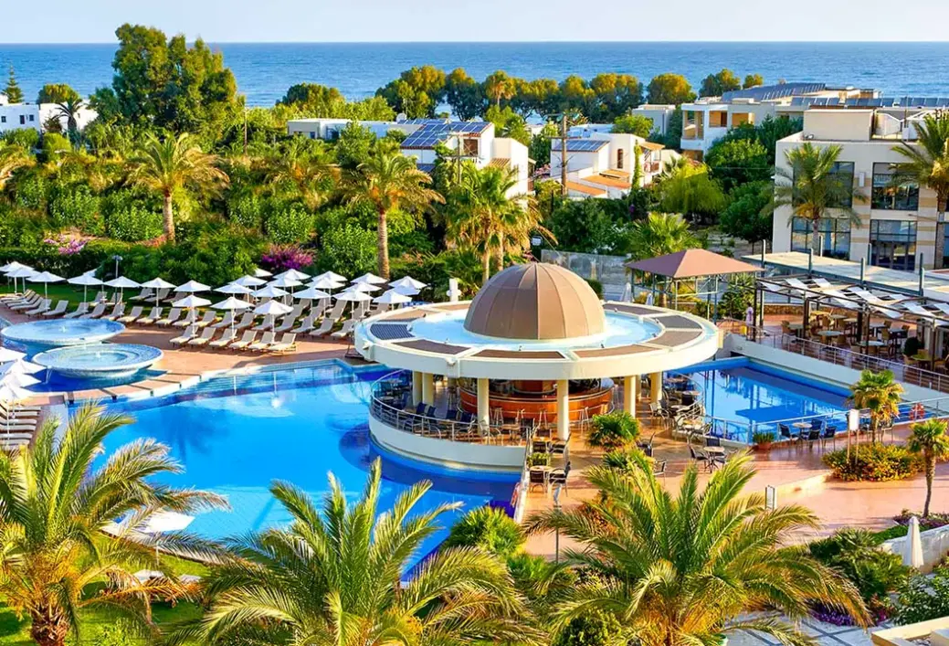 Basen w hotelu Minoa Palace Resort