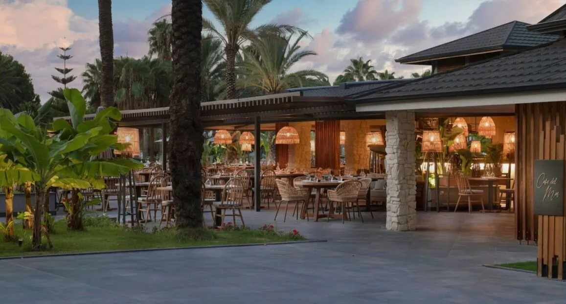 Restauracja i jedzenie w hotelu Miramare Beach