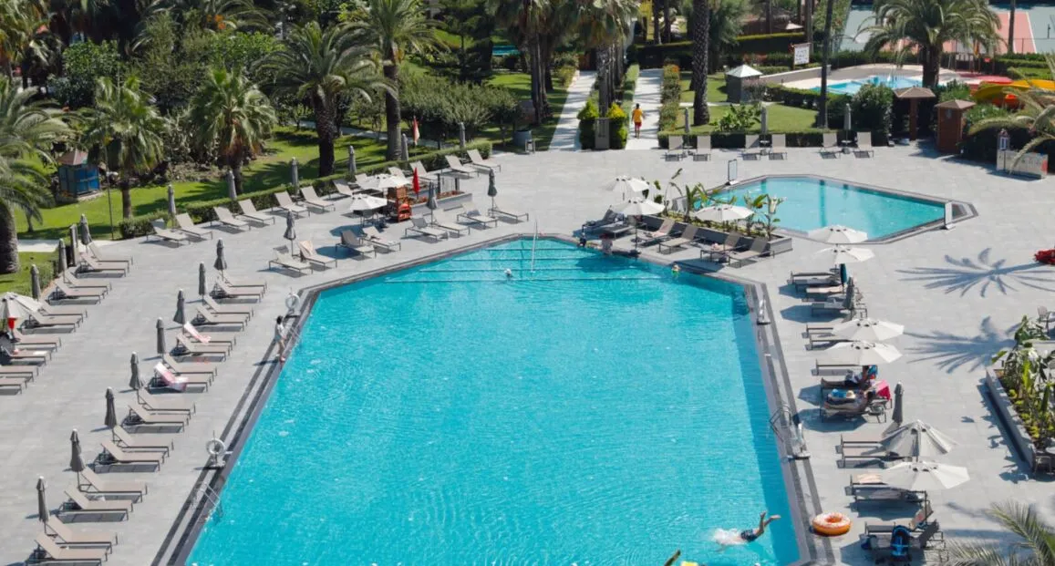 Basen w hotelu Miramare Beach