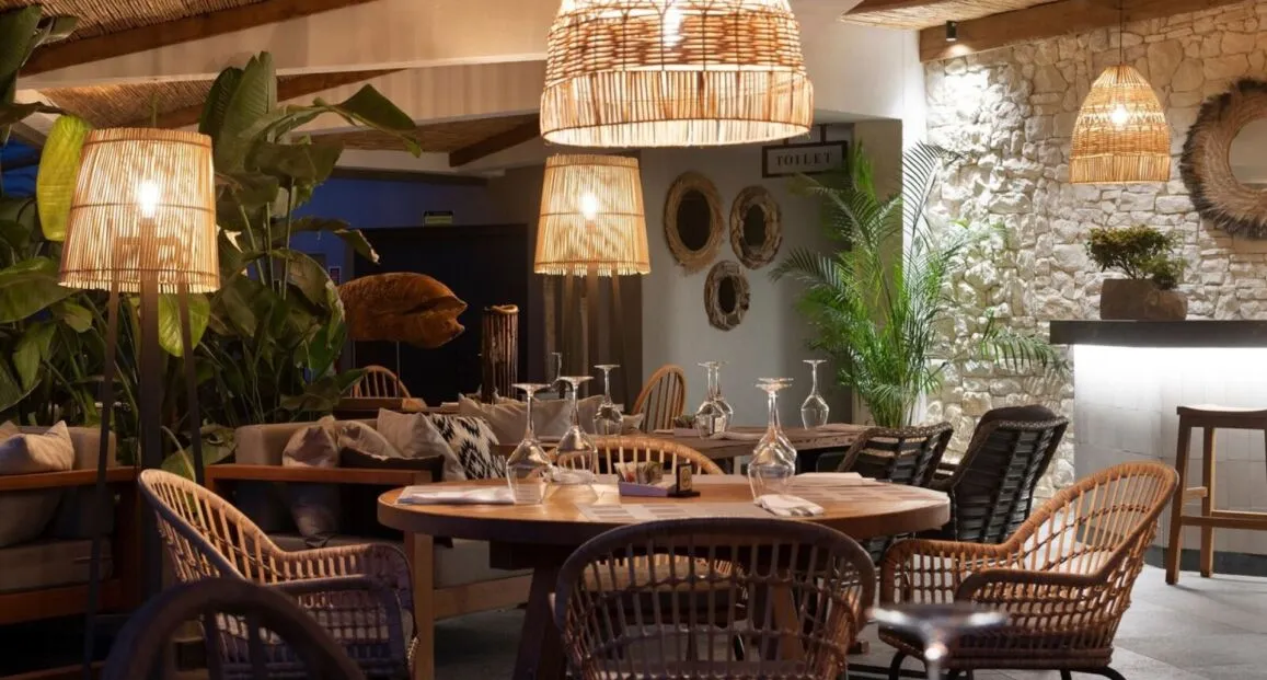 Restauracja i jedzenie w hotelu Miramare Beach