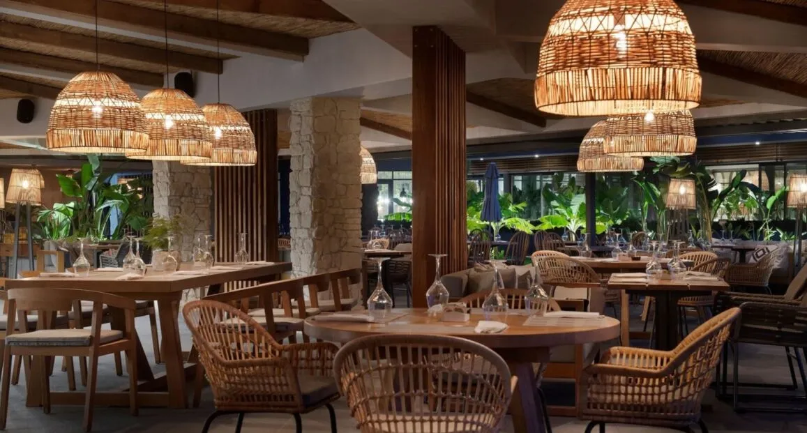 Restauracja i jedzenie w hotelu Miramare Beach