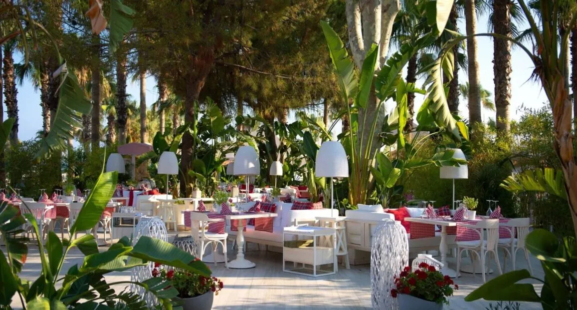 Restauracja i jedzenie w hotelu Miramare Beach