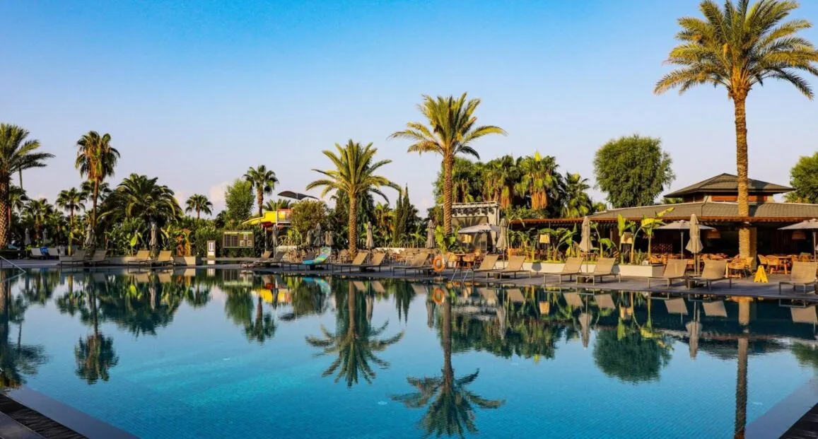 Basen w hotelu Miramare Beach