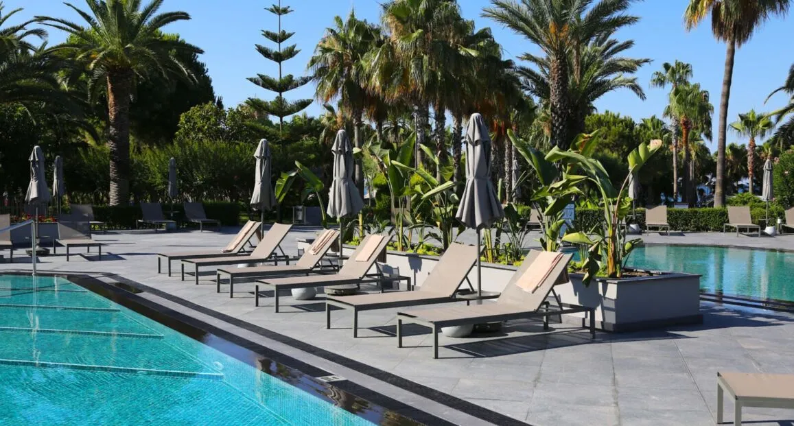 Basen w hotelu Miramare Beach