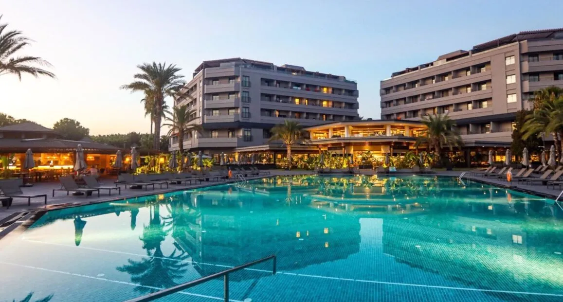 Basen w hotelu Miramare Beach