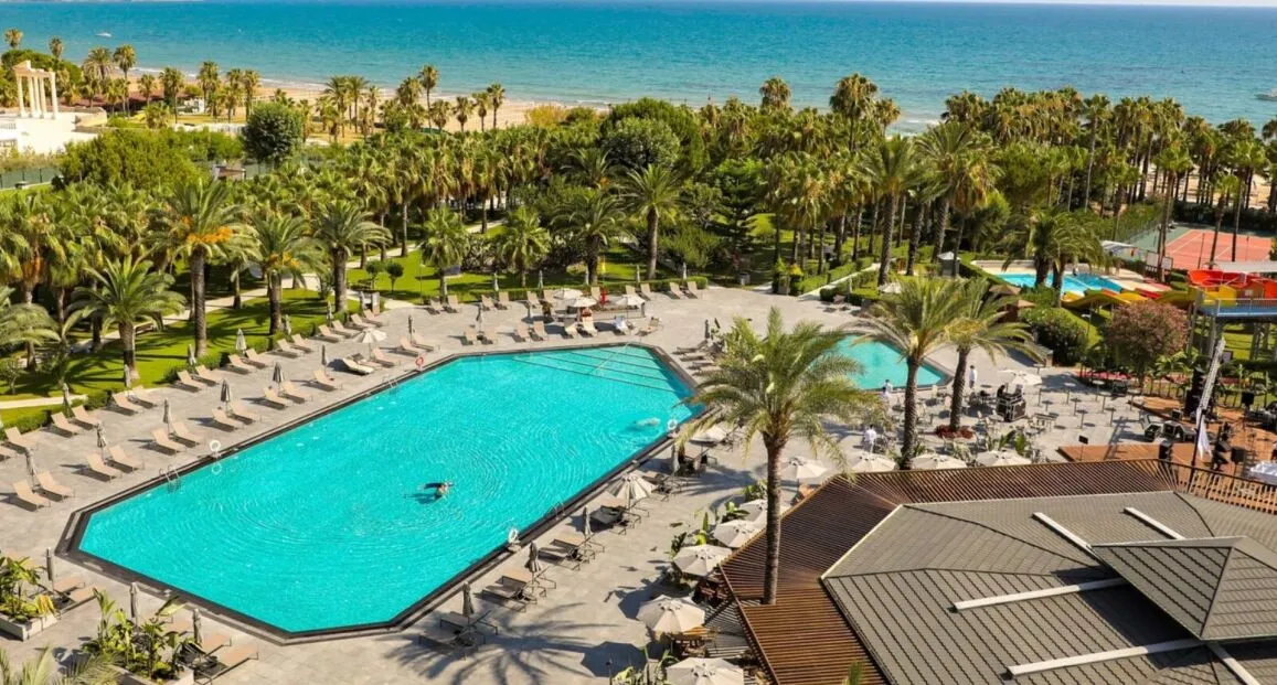 Basen w hotelu Miramare Beach