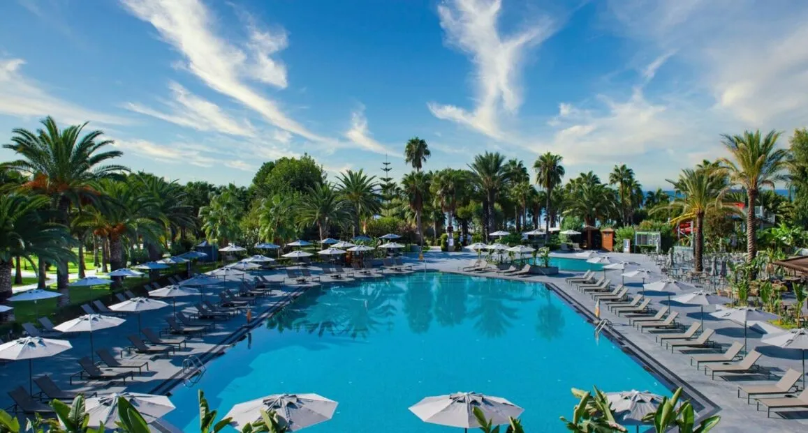 Basen w hotelu Miramare Beach